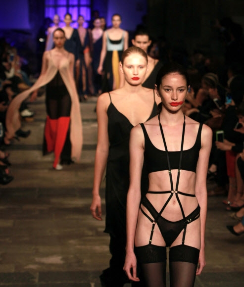 모델이 10일(현지시간) 멕시코 멕시코시티에서 열린 ‘멕시코시티 패션위크’ 중 멕시코 디자이너 마리카 베라의 작품을 선보이고 있다. EPA 연합뉴스