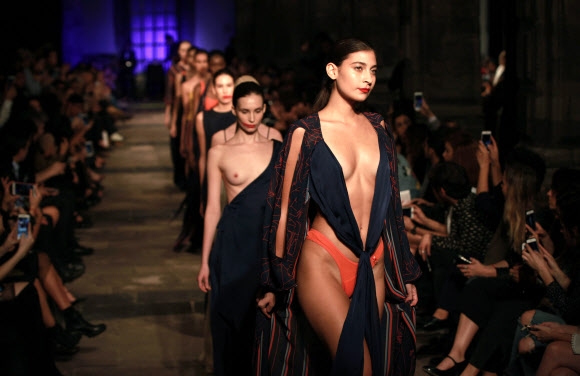모델이 10일(현지시간) 멕시코 멕시코시티에서 열린 ‘멕시코시티 패션위크’ 중 멕시코 디자이너 마리카 베라의 작품을 선보이고 있다. EPA 연합뉴스