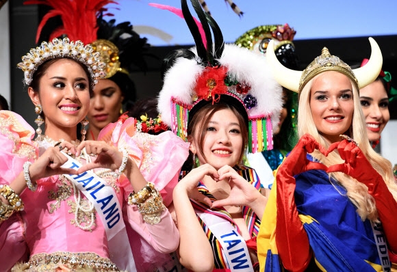 미스 태국 Pattiya Pongthai(왼쪽), 미스 대만 Tan Ai-Ning(가운데)와 미스 스웨덴 Maria Taipaleenmaki가 11일(현지시간) 일본 도쿄에서 열린 ‘2016 미스 인터내셔널 미인선발대회(2016 Miss International Beauty Pageant)’ 개막 기자회견 사진촬영에서 포즈를 취하고 있다. 70명의 여성들이 27일 결승전까지 서로 경쟁한다. AFP 연합뉴스