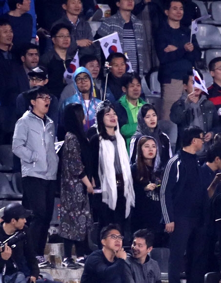 11일(현지시간) 이란 테헤란 아자디 경기장에서 열린 한국과 이란의 2018 러시아 월드컵 아시아 최종예선 4차전에서 히잡을 쓴 여성 교민들이 대표팀을 응원을 하고 있다. 연합뉴스