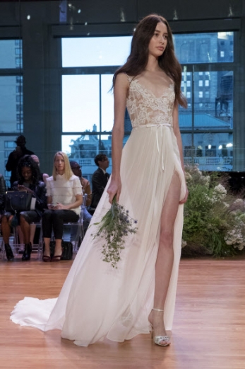 지난 7일(현지시간) 미국 뉴욕에서 열린 ‘브라이덜 패션 위크(bridal fashion week)’중 모델이 디자이너 모니크 륄리에(Monique Lhuillier)의 웨딩드레스를 선보이고 있다.<br>AP 연합뉴스