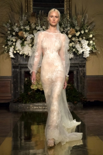 지난 6일(현지시간) 미국 뉴욕에서 열린 ‘브라이덜 패션 위크(bridal fashion week)’중 모델이 디자이너 욜란크리스(YolanCris)의 웨딩드레스를 선보이고 있다.<br>AP 연합뉴스