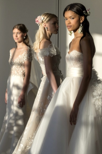 지난 5일(현지시간) 미국 뉴욕에서 열린 ‘브라이덜 패션 위크(bridal fashion week)’중 모델들이 디자이너 마르케사(Marchesa)의 웨딩드레스를 선보이고 있다.<br>AP 연합뉴스