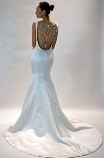 지난 5일(현지시간) 미국 뉴욕에서 열린 ‘브라이덜 패션 위크(bridal fashion week)’중 모델이 디자이너 베즐리 미슈카(Badgley Mischka)의 웨딩드레스를 선보이고 있다.<br>AP 연합뉴스