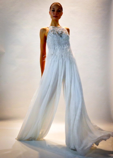 지난 5일(현지시간) 미국 뉴욕에서 열린 ‘브라이덜 패션 위크(bridal fashion week)’중 모델이 디자이너 베즐리 미슈카(Badgley Mischka)의 웨딩드레스를 선보이고 있다.<br>AP 연합뉴스