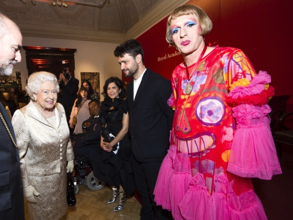 엘리자베스 영국여왕이 11일(현지시간) 영국 런던의 왕립미술원에서 열린 시상식에 참석해 예술가들과 인사를 나누고 있다. 이 시상식은 엘리자베스 여왕이 예술분야에서 국가적인 공헌을 세운 수훈자 5명에게 상을 수여하기 위해 마련됐다. AP 연합뉴스