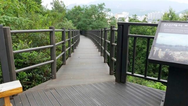 지하철 3호선 홍제역과 연결된 서울 서대문구 안산의 자락길. 서대문구 제공