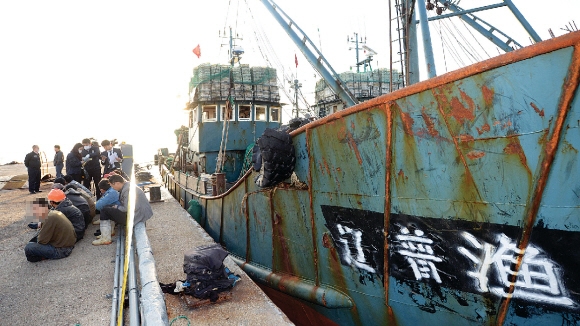 “함포 대응” 발표 후 中어선 첫 나포 