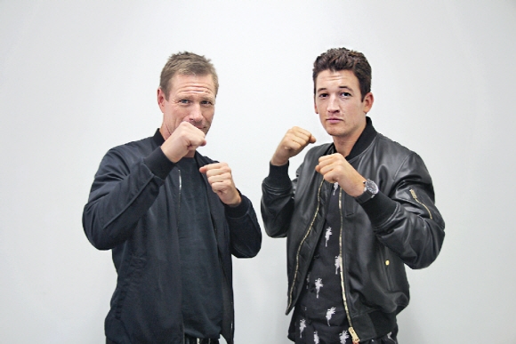 복싱 영화 ‘블리드 포 디스’의 주역 에런 엑하트(왼쪽)와 마일스 텔러가 12일 서울신문과의 인터뷰에 앞서 복싱 자세를 취하고 있다. 불굴의 복서 비니 파시엔자의 삶을 다룬 영화에서 이들은 트레이너와 복서로 호흡을 맞췄다.