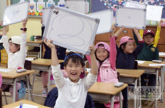 13일 서울 광진구 양진초등학교 열린 ’초콜릿 독서 페스티벌’에서 학생들이 OX퀴즈 문제 풀기를 하고 있다. 이 행사는 학생과 학부모들이 함께 참여해 독서의 즐거움을 나누고자 마련한 프로그램이다. 최해국 선임기자 seaworld@seoul.co.kr