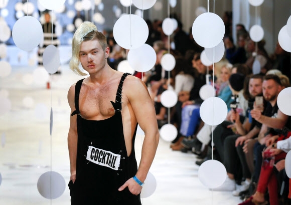 12일(현지시간) 우크라이나 키예프에서 열린 ‘우크라이나 패션위크’ 디자이너 알렉세이 잘레프스키(Aleksey Zalevskiy) 패션쇼에서 모델이 의상을 선보이고 있다.  EPA 연합뉴스
