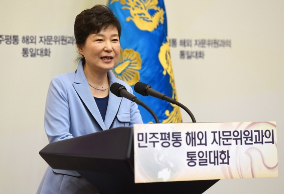 박근혜 대통령이 13일 청와대에서 열린 ’민주평통 해외자문위원과의 통일대화’ 행사에서 인사말을 하고 있다.  안주영 기자 jya@seoul.co.kr