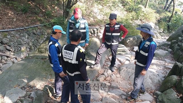 산림청 서울국유림관리소 단속대원들이 지난 12일 오후 서울 강북구 우이동 북한산국립공원 내에서 버섯, 도토리 등 임산물 채취, 쓰레기 투기, 흡연 등 불법행위를 단속하기 위해 순찰을 돌고 있다.