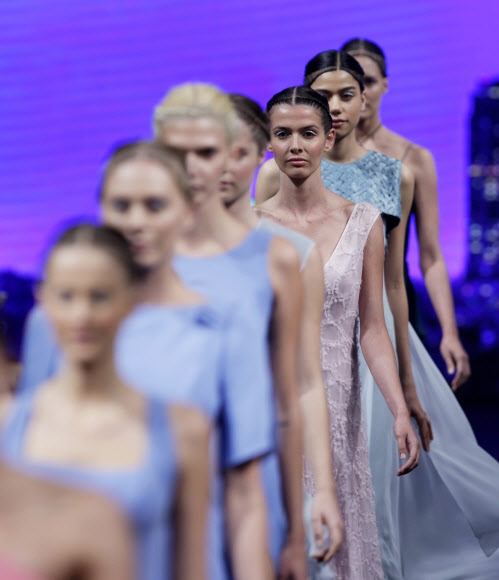 모델들이 12일(현지시간) 멕시코 멕시코시티에서 열린 패션위크 중 멕시코 디자이너 마카리오 히메네스의 작품을 선보이고 있다.  EPA 연합뉴스