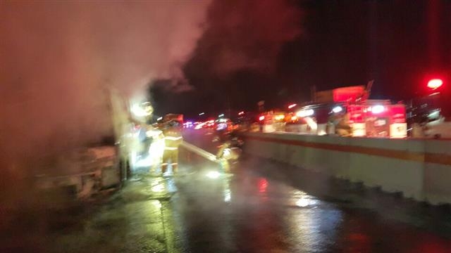 경부고속도로 관광버스 화재 10명 사망, 10명 탈출