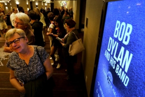 노벨문학상 밥 딜런…“노벨 수상자!” 청중 연호에도 묵묵히 노래만