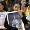 [포토] 태국 푸미폰 국왕 서거 소식에 거리로 나온 국민들 ‘깊은 애도’