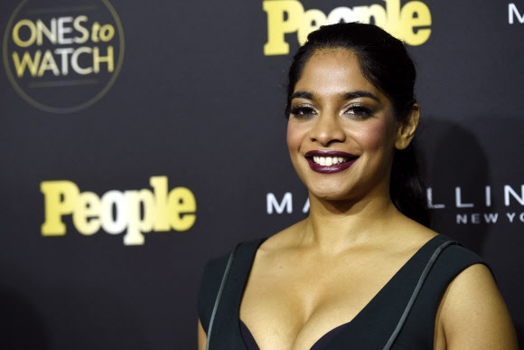 영화배우 아마라 카렌이 13일(현지시간) 미국 캘리포니아주 할리우드에서 열린 피플 매거진에서 주최한 “원스 투 와치(Ones to Watch)’ 행사에 참석해 포토월에서 포즈를 취하고 있다. AP 연합뉴스