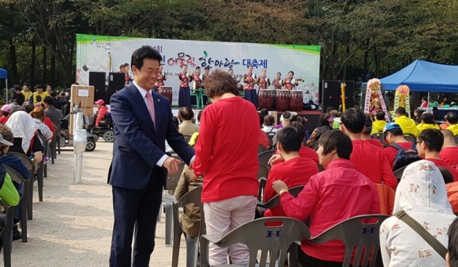 황준환 서울시의원이 14일 방화동 근린공원에서 열린 장애인어울림한마당 축제에 참석해 한 참가자와 인사를 나누고 있다.