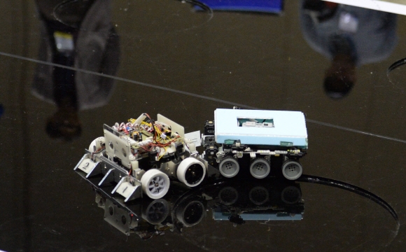 14일 경기 고양시 킨텍스에서 열린 ‘로보월드’ 행사 가운데 하나인 ‘서울테크 지능로봇대회’에서 차량형 로봇의 씨름 등 다양한 경기가 열렸다. 이언탁 기자 ult@seoul.co.kr