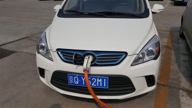 지난 3일 중국 베이징시 남부 펑타이구 다훙먼에 있는 베이징 최대 규모의 전기차 충전소를 찾았다. 100여기의 전기 충전기가 세워진 이 충전소에서 50여대가 충전하고 있었다. 사진은 충전 중인 전기차.