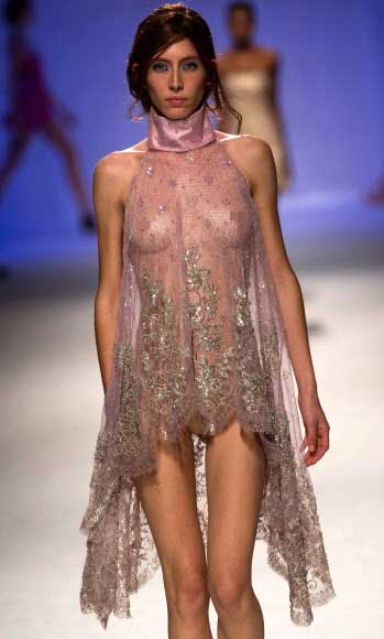 모델이 15일(현지시간) 포르투갈 포르토에서 열린 포르투갈 패션쇼에서 포르투갈 디자이너 파티마 로페스의 2017 봄-여름 작품을 선보이고 있다. AFP 연합뉴스