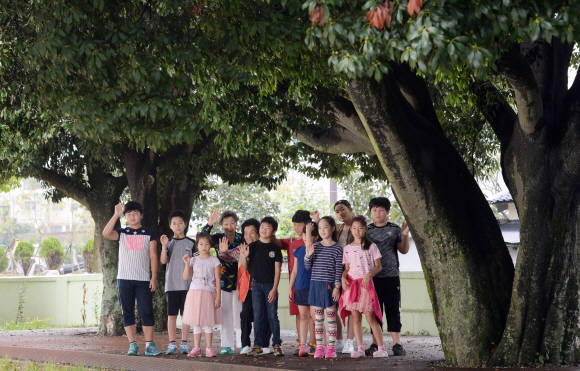 구산초등학교 전교생 12명이 운동장에서 체조를 마친 뒤 포즈를 취하고 있다.