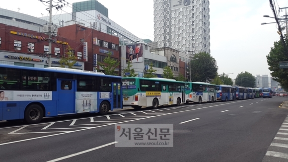 서울 지하철 1호선 고장…꽉 막힌 버스 전용차로