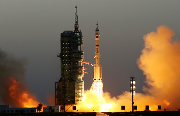17일(현지시간) 중국이 7번째 유인 우주선 ‘선저우 11호’ 발사에 성공했다. EPA 연합뉴스
