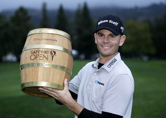 16일(현지시간) 미국 캘리포니아주 나파에서 열린 PGA 투어 세이프웨이 오픈에서 브렌던 스틸이 우승 트로피를 들어보이고 있다. AP 연합뉴스