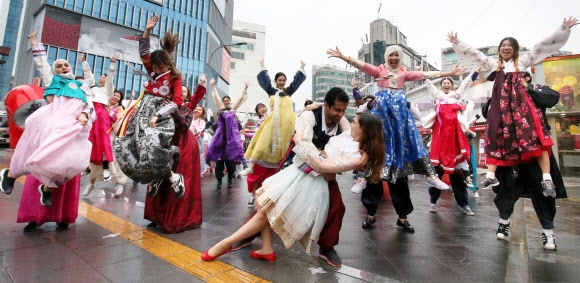 [포토] 빗속에서 펼쳐진 한복 스윙댄스 파티