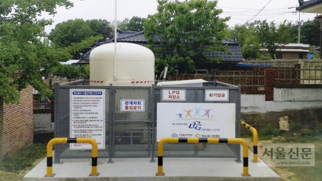 도시가스 미공급지역인 경북 구미시 해평면 문화재마을에 마을단위  lp가스 소형저장탱크가 설치돼 있다.