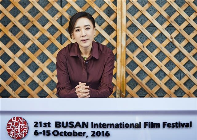 여러 악재에도 불구하고 영화제 본연의 정체성을 살렸다는 평가를 받은 부산국제영화제의 강수연 집행위원장. 부산국제영화제 제공