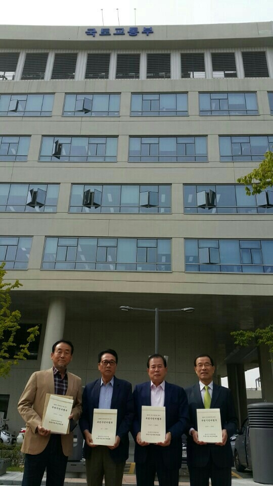 민맹호(왼쪽 세 번째) 굴포천국가하천부천시민추진위원회 공동위원장이 굴포천 국가하천 지정을 촉구하는 1만명의 시민 서명부를 최근 국토교통부 등에 전달한 뒤 포즈를 취하고 있다. 부천시 제공 