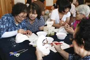 삶의 궤적 적으며… 할머니들 ‘밖으로’