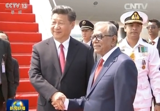 중국 국가수반으로서 30년 만에 방글라데시를 국빈 방문한 시진핑 국가주석이 14일 수도 다카에 도착, 영접나온 압둘 하미드 방글라데시 대통령과 만나 악수를 하고 있다.  중국 CCTV 캡쳐 
