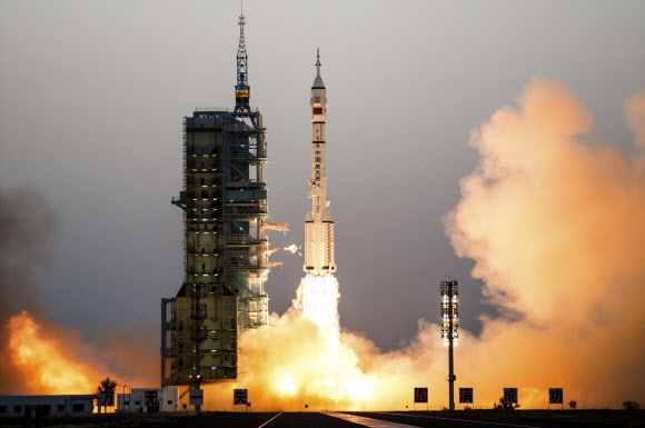중국의 7번째 유인 우주선인 선저우 11호가 탑재된 창정 2호 FY11 로켓이 17일 간쑤성 주취안위성발사센터에서 발사되고 있다. 선저우 11호는 이틀 뒤 우주정거장 톈궁 2호와 도킹할 예정이다. 주취안 AP 연합뉴스