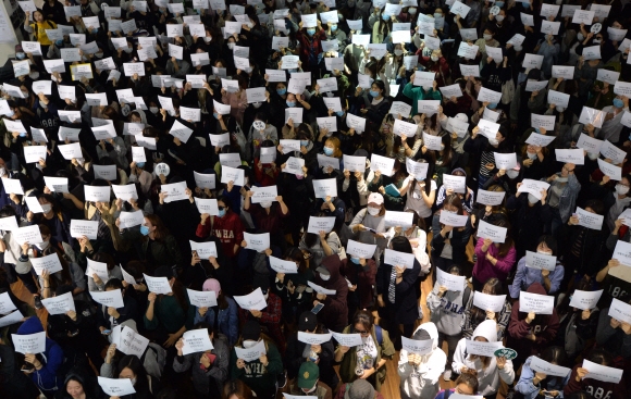 이화여대 학생들이 17일 ECC 이삼봉홀 앞에서 ‘총장님 부끄럽습니다’ 등이 적힌 손피켓을 들고 집회를 열고 있다. 손형준 기자 boltagoo@seoul.co.kr
