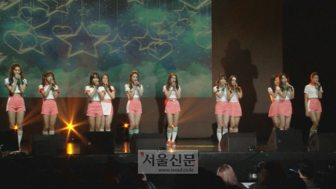 아이오아이 멤버들이 B1A4 진영이 작사작곡한 ‘잠깐만’을 부르고 있다.