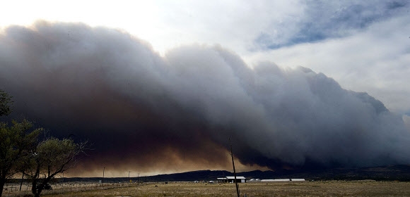 17일(현지시간) 미국 콜로라도주 푸에블로 동쪽 실로암 로드 인근 언덕을 따라 화재로 피어오른 거대한 연기가 이어지고 있다. AP 연합뉴스