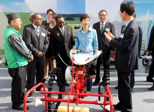 [서울포토] 농기계 살펴보는 박근혜 대통령