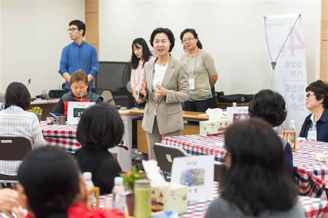김수영(가운데) 서울 양천구청장이 18일 보건소 2층 보건교육실에서 열린 ‘누구에게 엄마가 필요하다’ 프로그램에 참가한 주민들과 이야기를 나누고 있다. 양천구 제공