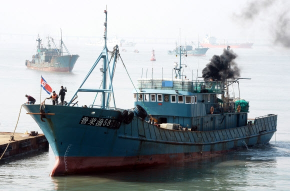 나포된 인공기 단 중국 어선 