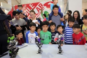 과학도시 대전서 VR로 달 탐사 가 보자