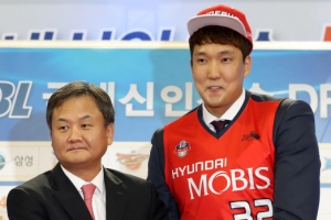 kbl 신인 드래프트, 전체 1순위 이종현 “두목 잡겠다”…유재학 “포부 약하다”