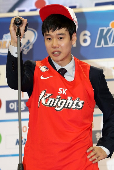 18일 서울 잠실학생체육관에서 진행된 KBL 국내 신인 드래프트 결과 2라운드 9순위로 SK에 지명된 김준성이 울음을 참으며 소감을 밝히고 있다.  연합뉴스 