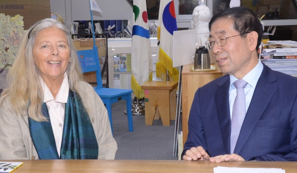 박원순(오른쪽) 서울시장과 스웨덴 출신 언어학자이자 생태운동가 헬레나 노르베리 호지가 18일 서울시장 집무실에서 대담을 하고 있다. 최해국 선임기자 seaworld@seoul.co.kr