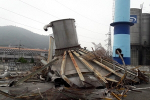 구미공단 공장 철거 중 폭발·화재로 1명 사망…탱크 뚜껑 150m 날아가