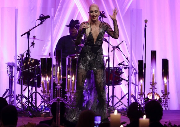 뮤지션 그웬 스테파니가 18일(현지시간) 미국 워싱턴 백악관에서 열린 이탈리아 총리 내외를 위한 국빈만찬회서 공연을 펼치고 있다. AP 연합뉴스