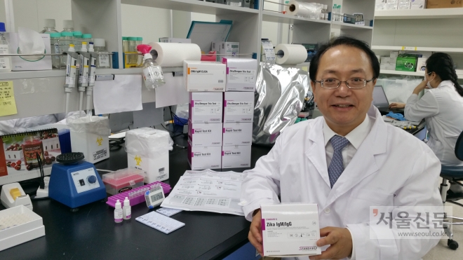 국내 기업으로는 처음 지카 바이러스 진단키트를 해외에 수출한 경기 수원에 있는 에스디바이오센서 조영식 대표. 